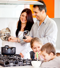 Famille qui cuisine avec l'huile de coco